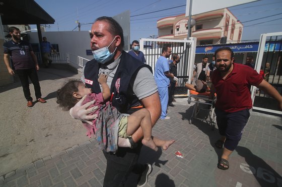 23일(현지시간) 가자지구 남부 도시 라파에서 부상당한 어린이가 후송되고 있다.이날 가자지구 보건부는 지난 7일 이후 이스라엘 측 공격으로 숨진 팔레스타인인이 총 5087명으로 집계됐다고 발표했다. 사망자 중 어린이는 2055명, 여성은 1119명, 노인은 217명으로 전체 희생자의 60%가 넘는다. 이날까지 이스라엘 희생자는 1400여명이다.신화=연합뉴스