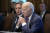 지난 2일(현지시간) 백악관에서 회의를 주재하는 조 바이든(가운데) 대통령을 토니 블링컨 국무장관이 뒤에서 바라보고 있다. AP=연합뉴스