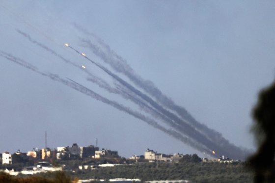 30일(현지시간) 가자 북부에서 이스라엘을 향해 로켓이 발사되고있다. AFP=연합뉴스