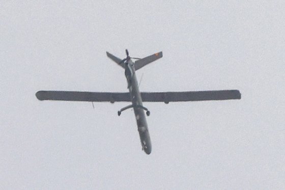 이스라엘 헤르메스 450 무인 항공기(UAV 또는 드론)가 27일(현지시간) 가자 지구 국경을 따라 비행하고 있다. AFP=연합뉴스