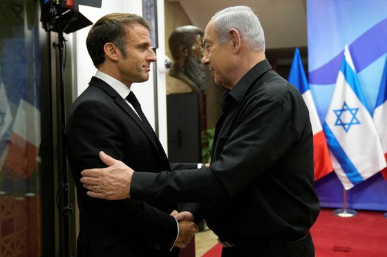 베냐민 네타냐후 이스라엘 총리(오른쪽)가 24일(현지시간) 예루살렘 정상회담에 앞서 에마뉘엘 마크롱 프랑스 대통령과 인사나누고있다. 로이터=연합뉴스