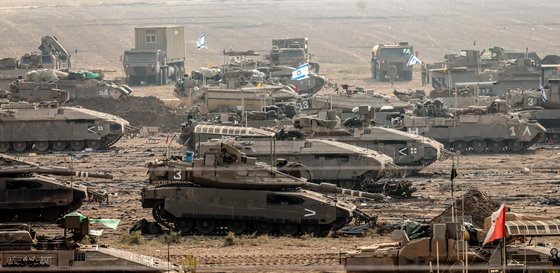 이스라엘 군인들이 23일(현지시간) 가자지구 국경 지역에서 지상 기동 시나리오를 준비하고 있다. EPA=연합뉴스
