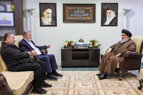 헤즈볼라 사무총장 하산 나스랄라(오른쪽)가 하마스 정치국 부국장인 살레흐 아루리(왼쪽), 지하드 지도자 지아드 나크알레와 레바논에서 만나고 있다.이 사진은 AFP가 25일(현지시간) 헤즈볼라로부터 제공받은 사진이다.AFP=연합뉴스