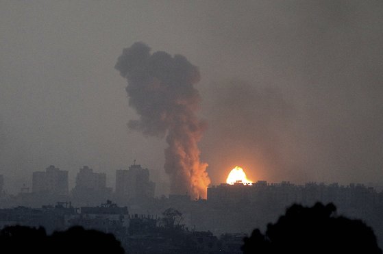 28일(현지시간) 가자지구가 이스라엘 공습에 불과 연기가 피어오르고 있다.AP=연합뉴스