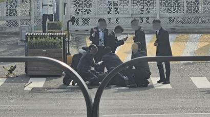 [사진] 대통령실 앞 70대 흉기난동 … 경찰 2명 부상