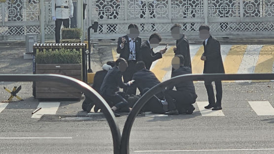 [사진] 대통령실 앞 70대 흉기난동 … 경찰 2명 부상