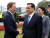 2014년 6월 16일(현지시간) 영국을 방문한 리커창 중국 국무원 총리(가운데)와 부인 청훙(오른쪽)을 영국 정부 고위 관리들이 공항에서 영접하고 있다. 신화망