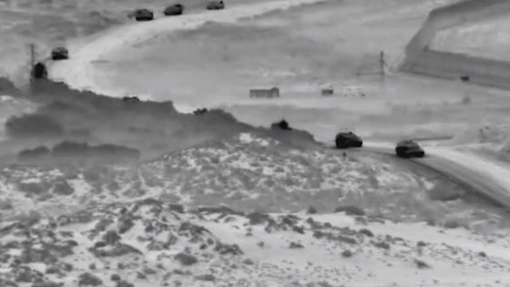  26일(현지시간) 이스라엘 방위군이 공개된 영상.유이스라엘 방위군 탱크들이 가자지구 작전을 펼치고 있다. 로이터=연합뉴스