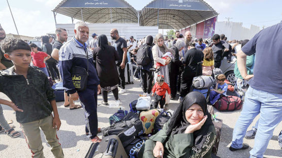 [속보] 이집트 국경 열렸다 "외국 여권 소지자, 라파 통해 입국" 