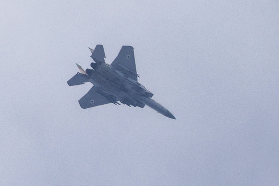 27일(현지시간) 이스라엘 공군 F-15 전투기가 이스라엘 남부 스데로트 인근 가자지구 국경을 따라 비행하고 있다. AFP=연합뉴스