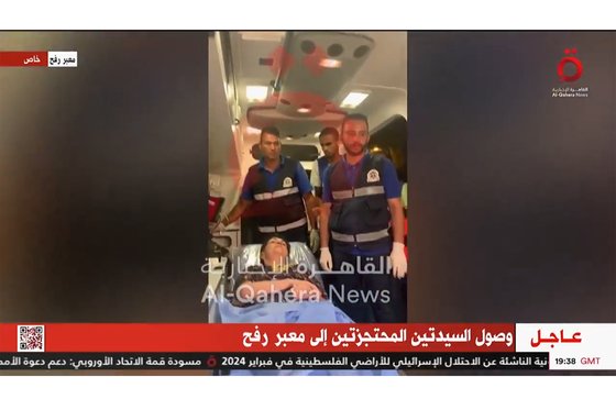 23일(현지시간) 누리트 쿠퍼(79)가 하마스 무장세력에 의해 풀려난 후 라파 국경 검문소에서 병원으로 이송되기 위해 구급차에서 휴식을 취하고 있다.AP=연합뉴스