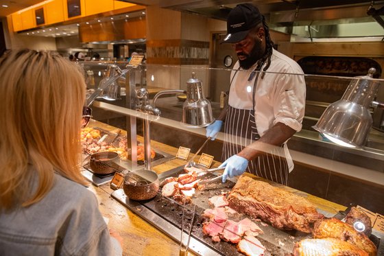 코스모폴리탄 호텔에 자리한 뷔페 식당 '위키드 스푼'에서는 다양한 고기를 맛볼 수 있다. 최승표 기자