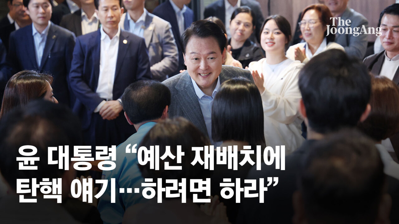 소상공인 눈물에 북받친 尹…"은행·카카오택시 독과점 안돼" 