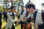 김건희 여사가 2일 서울 용산 대통령실 파인글라스에서 열린 '발달장애 예술인과 함께하는 요요마 토크콘서트'에서 연주자을 격려하고 있다. 사진 대통령실