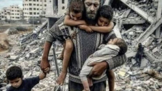 다섯 아이 안고 나온 가자지구 아버지…이 사진 가짜였다