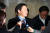 김종훈 미래창조과학부 장관 후보자가 2013년 2월 18일 서울 세종로에 있는 사무실로 들어서며 기자들의 질문에 답하고 있다. 중앙포토