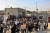3일(현지시간) 이스라엘에 발이 묶인 팔레스타인 노동자들이 팔레스타인과 접경한 케렘 샬롬 상업 국경에서 가자 지구로 다시 건너가고 있다. AFP=연합뉴스