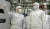 최태원 SK 회장(오른쪽)이 2012년 2월 SK하이닉스의 충북 청주 3공장에서 방진복을 입고 생산라인을 둘러보고 있다. 중앙포토