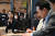 윤석열 대통령이 1일 서울 마포구 한 카페에서 열린 제21차 비상경제민생회의(타운홀 미팅)에서 참석자 발언을 받아적고 있다. 사진 대통령실