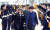 2014년 10월 리사 프란체티 주한 미국 해군사령관이 서울 용산 숙명여자대학교 백주년기념관에서 학군단 후보생들을 위한 강연을하기 위해 황선혜 숙대총장과 학생들의 환영을 받고 입장하고 있다. 중앙포토