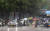 지난 8월 시민들이 호우가 쏟아지는 광화문 사거리를 건너고 있다. 뉴스1