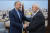 호세인 아미르압돌라히안(왼쪽) 이란 외무장관이 지난달 31일(현지시각) 카타르 도하에서 하마스 정치지도자 이스마일 하니예를 만나 악수하고 있다. AFP=연합뉴스