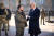 지난 2월 20일(현지 시간) 우크라이나 수도 키이우를 깜짝 방문한 조 바이든 미국 대통령(오른쪽)이 볼로디미르 젤렌스키 우크라이나 대통령과 얘기하고 있다. UPI=연합뉴스