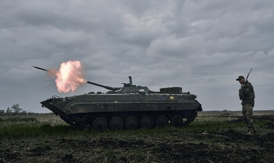 지난달 28일 도네츠크에서 러시아군 진지로 포격하는 우크라이나군 탱크. [AP=연합뉴스]