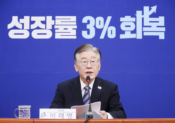 더불어민주당 이재명 대표가 2일 국회에서 민생경제 기자회견을 하고 있다. 연합뉴스