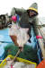 한 어민이 전남 심안군 흑산도 앞바다에서 주낙으로 잡은 홍어를 갈고리로 들어올리고 있다. [사진 신안군]