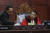 안와르 우스만 인도네시아 헌법재판소장(오른쪽)이 지난달 23일 인도네시아 자카르타 헌법재판소 청문회에서 판결을 낭독하고 있다. 안와르 헌법재판소장은 지난해 5월 조코위 대통령 여동생과 재혼했다. EPA=연합뉴스