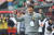 포항 사령탑 김기동 감독이 FA컵 우승을 확정지은 직후 두 주먹을 불끈 쥐어 보이며 환히 웃고 있다. 연합뉴스