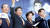  2002년 9월 30일 노무현 새천년민주당 대선 후보가 서울 여의도 당사에서 열린 선거대책위 출범식을 마치고 태극기를 흔들며 지지자들의 환호에 답하고 있다. 중앙포토