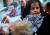 팔레스타인 어린이들이 4일 전쟁 반대 시위 중에 포스터를 들고 있다. 지난달 7일 이후 양측에서는 1만명 넘는 사망자가 나왔다. AFP=연합뉴스