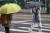 비가 내린 5일 서울 강남구 강남역 인근에서 한 시민이 우비를 입은 채 우산을 들고 이동하고 있다. 뉴시스