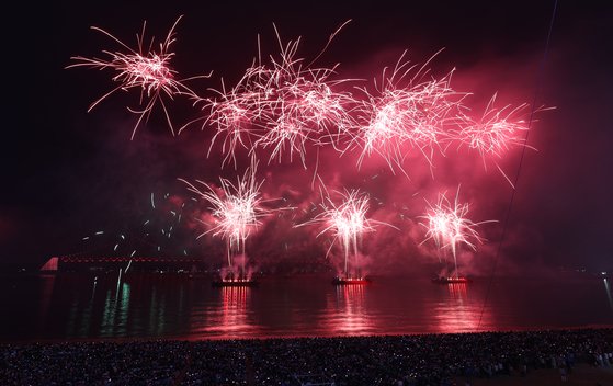 제18회 부산불꽃축제가 4일 밤 부산 수영구 광안리해수욕장 상공에서 펼쳐졌다.송봉근 기자 