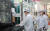 삼성전기 세종사업장에서 임직원이 설비를 살펴보고 있다. 사진 삼성전기