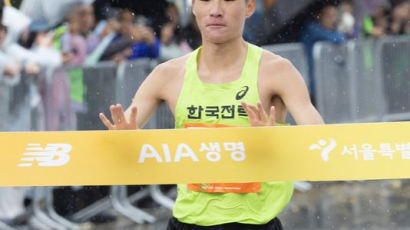 우중혈투 끝에 최민용 제치고 JTBC 마라톤 2연패한 김건오