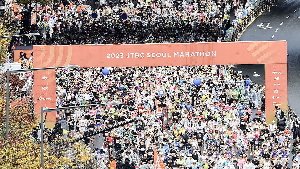 jtbc 서울 마라톤 참가자들이 5일 오전 서울 마포구 상암동에서 출발하고 있다. 장진영 기자 