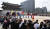 지난달 서울 종로구 경복궁에서 시민들과 외국인 관광객들이 수문장 교대식을 관람하는 모습. 뉴스1.