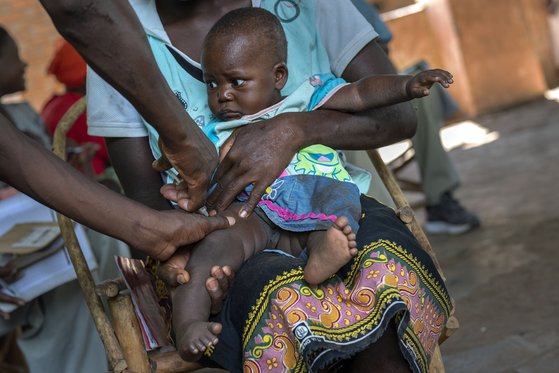 말라리아 백신을 맞고 있는 아이. AP=연합뉴스