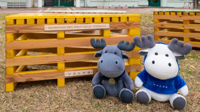 볼보, 어린이 시설 5곳에 폐목재 재활용한 벤치·테이블 기증
