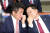 김기현 국민의힘 대표(오른쪽)가 6일 오후 국회에서 열린 의원총회에서 유의동 정책위의장과 대화하고 있다. 강정현 기자