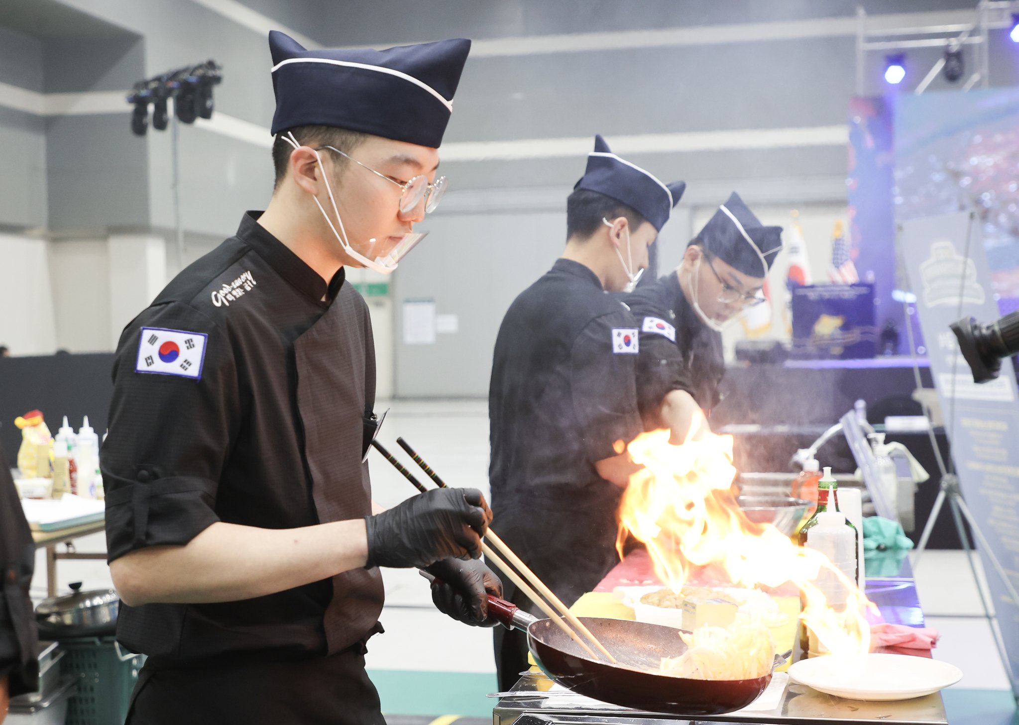2023 국제군인요리대회에서 참가자들이 요리 경연을 펼치고 있다. 연합뉴스