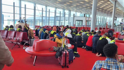 "파리 공항 모스크로 변했다"…프랑스 갈등 부른 '무슬림 기도'