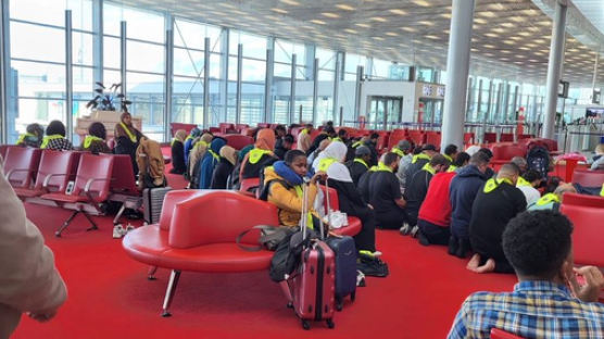 "파리 공항 모스크로 변했다"…프랑스 갈등 부른 '무슬림 기도'