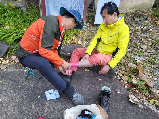 산행 시작 전 발목에 테이핑을 해주는 중부내륙종단트레일 참가자들. 김영주 기자