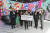 지난 6일 콜로라도 명예 엠버서더로 위촉된 박경란씨(앞줄 가운데)와 박씨를 축하하고 있는 헥터 비자레알(뒷줄 맨 왼쪽) 등 GM 한국사업장 사장과 경영진들. 사진 GM