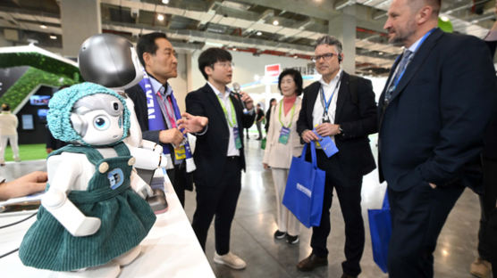 서울시 로봇 ‘리쿠’가 안내합니다…스페인에 스마트 전시관 마련한 서울시