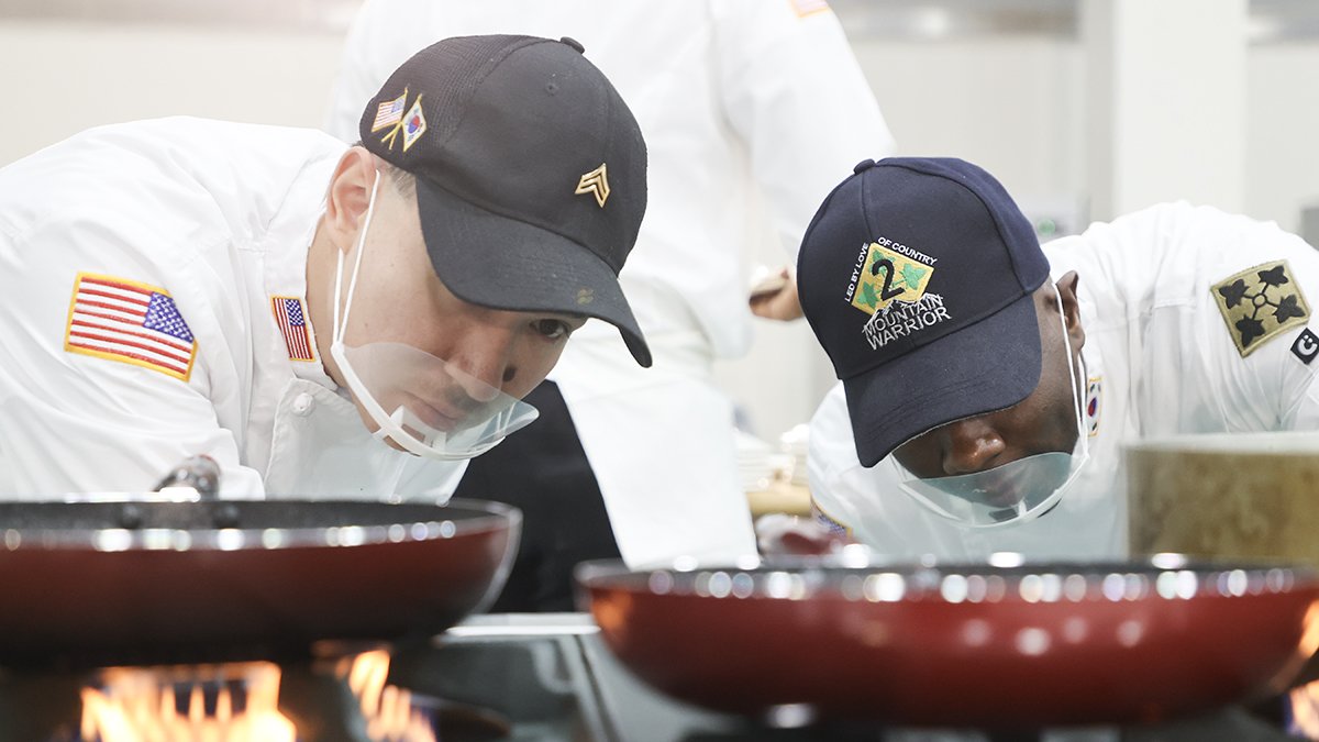2023 국제군인요리대회에서 미군 조리병이 요리 경연을 펼치고 있다. 연합뉴스